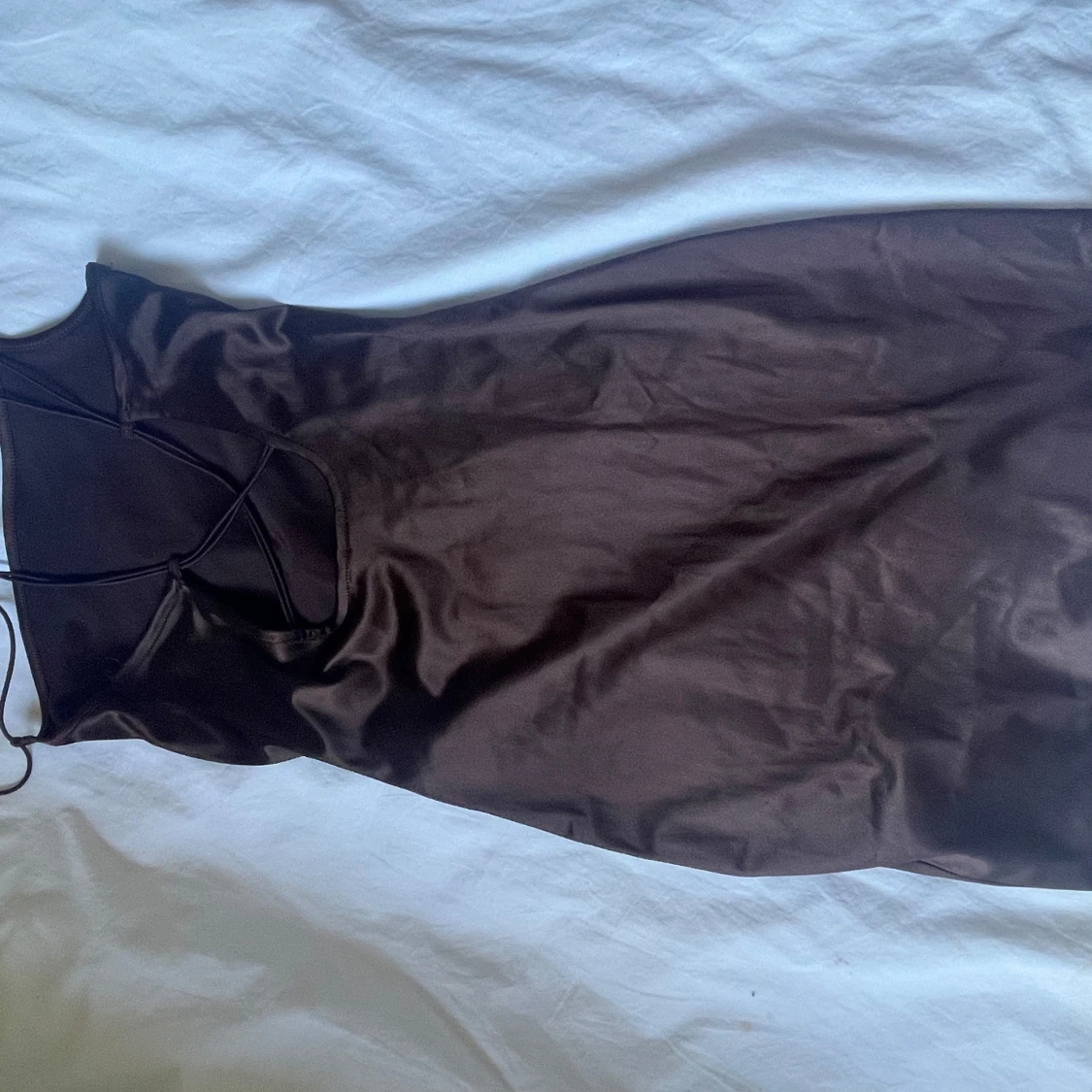 Mörkbrun långklänning med tunna axelband från H&M - 1