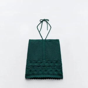 Sommar topp - Supersöt mörkgrön virkad linnetopp med halterneck och knyt i nacken. Toppen har fina virkade detaljer och en lätt croppad passform. Perfekt för varma dagar och enkel att styla med jeans eller kjol.