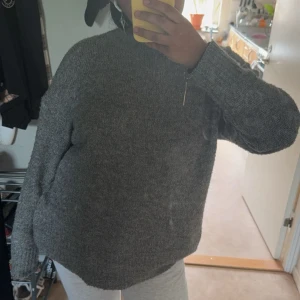 Grå stickad tröja  - Mysig grå stickad tröja från lager 157 med rund halsringning och långa ärmar. Tröjan har en enkel och klassisk design med ribbade muddar vid hals, ärmslut och nederkant. Perfekt för lager-på-lager och chill dagar. Det är i storlek S men passar M också💞💞 Priset går att diskutera!