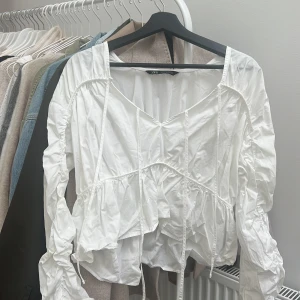 Zara blus - Vit blus från zara i bra skick då den använts ett fåtal gånger