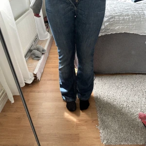 Blå bootcut jeans från Lee - Låg/medellåg midja, långa och vida i benen! Pris kan diskuteras vid snabb affär! Midja 40cm längd 80cm