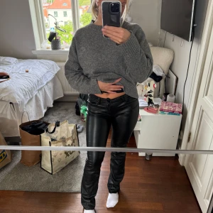 Svarta skinnbyxor med tight passform - Säljer ett par svarta skinnbyxor med tight passform. Byxorna har klassisk femficksdesign, hög midja och raka ben. Perfekta för dig som vill ha en edgy och stilren look.