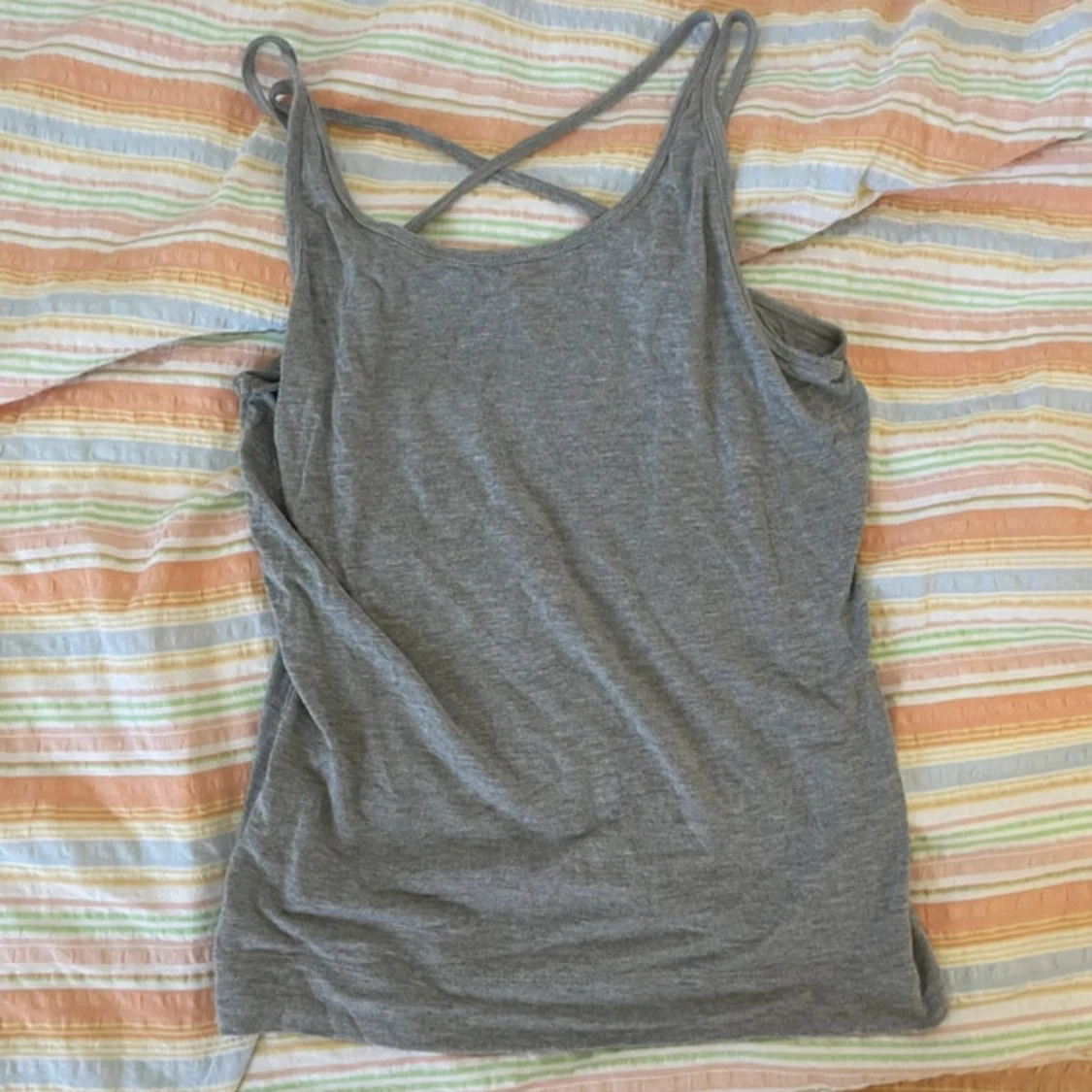 Grå linnetopp med korsade axelband