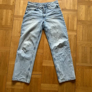 Ljusblå baggy  jeans - Baggy jeans i low waist modell - superbra kvalité förutom lite slitningar längst ner vid fötterna men inget som syns vid användning🙌🏻
