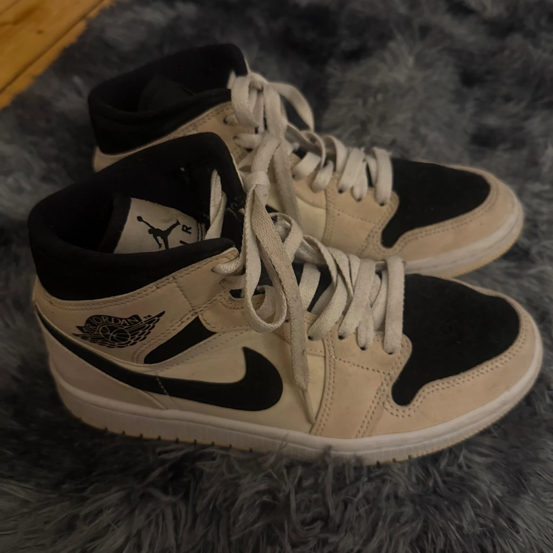 Nike Air Jordans i beige och svart - 1