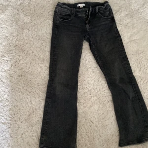 Svarta jeansbyxor från Gina Tricot - Säljer ett par svarta bout cut jeansbyxor från Gina Tricot. De har blivit försmå för mig och det är därför jag säljer. 
