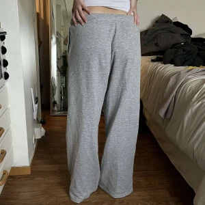 Grå mjukisbyxor  - Säljer ett par grå mjukisbyxor med bred passform och resår i midjan. Byxorna är raka i modellen och har en avslappnad look, perfekta för en chill stil.