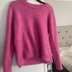 Så fin tröja - Superfin och mjuk tröja från Selected Femme i storlek S. Har ett litet hår vid ärmkanten men annars fint skick💖💖