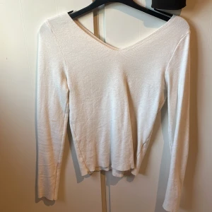 Tröja  - Säljer denna jättefina vita tröjan som sitter tajt. Men som både är lite djupare baktill och framtill. Fin v ringning som ger en fin passform🩷🩷