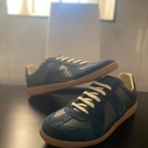 Maison Margiela Gats - Säljer ett par helt nya maison margiela gats. Skick 10/10 Box ingår, pm för kvitto. Storlek 43. Såklart äkta⚜️Postar via PostNord Spårbart📩| Riktigt snygga skor till sommaren | Vid frågor eller funderingar är de bara att skriva. -Mvh Etienne 
