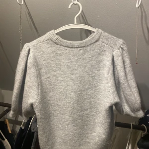 Ljusgrå stickad tröja med puffärm - Mysig ljusgrå stickad tröja med puffärmar. Säljer då jag inte har användning av den längre. 
