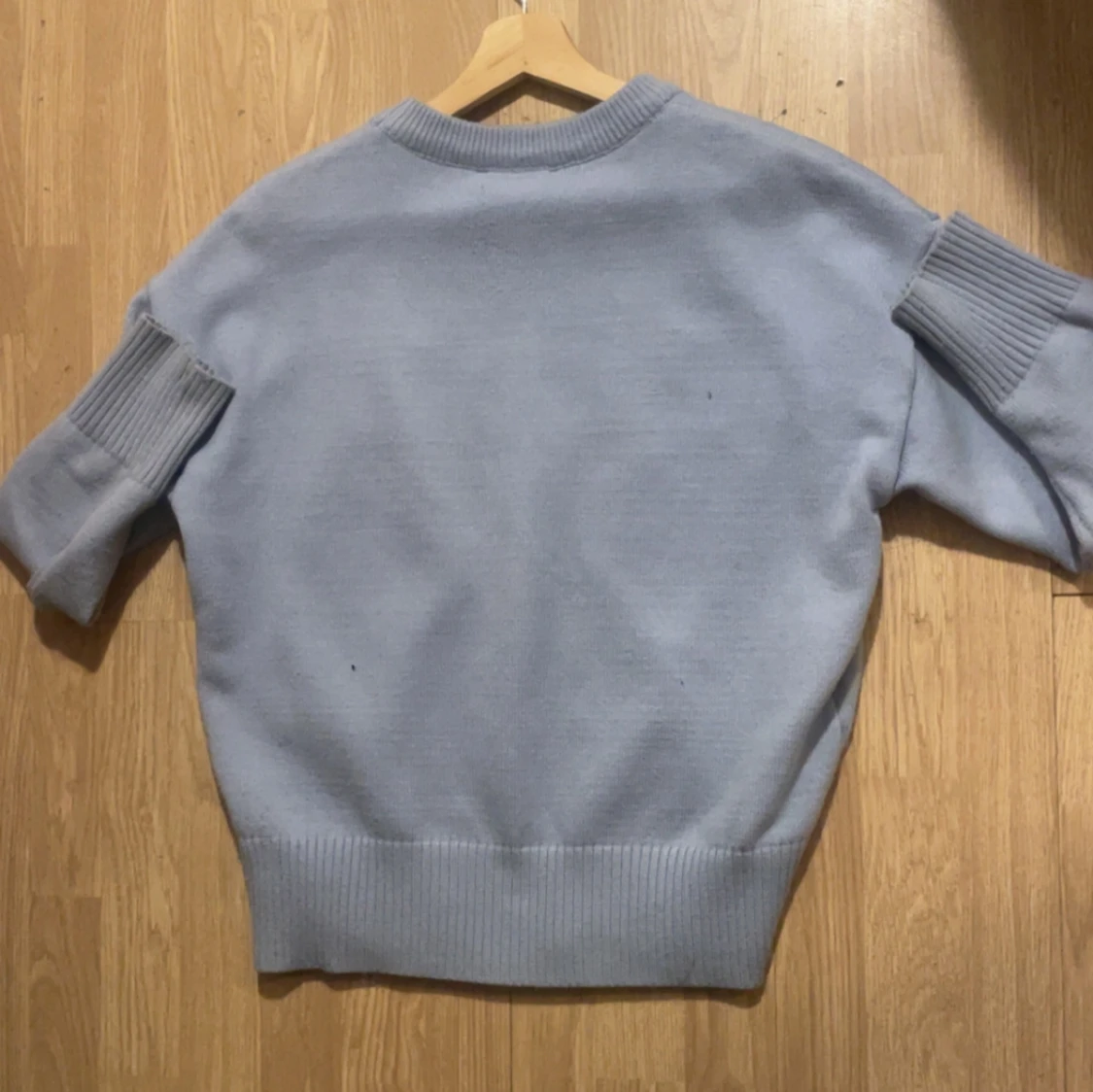 Ljusblå stickad tröja med hjärtdetalj - 1