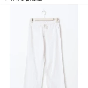 Vita linnebyxor  - Säljer dessa vita linnebyxor åt min lillasyster då de blivit för liten för henne. Jätte bra i skicka inga defekter. Köpt på Gina Young. Perfekt nu till sommaren. Skicka gärna prisförslag!