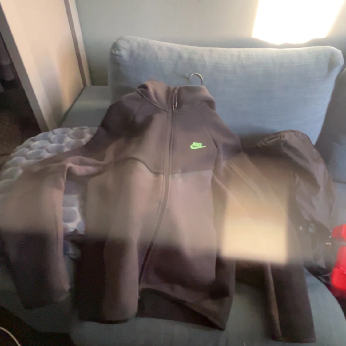 Svart Nike jacka med grönt tryck - 4