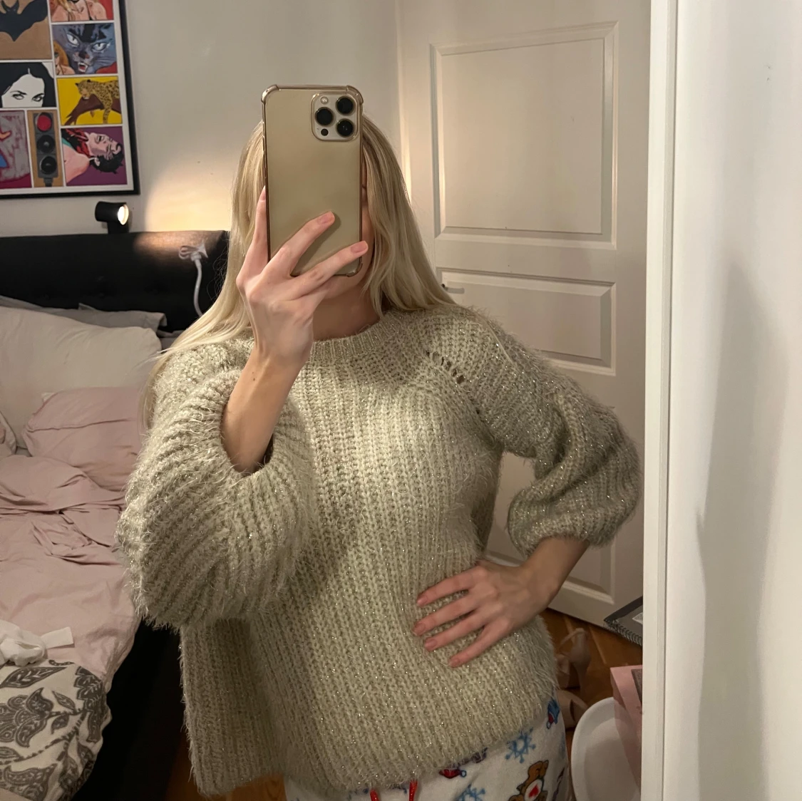 Glittrig stickad tröja i beige - 2