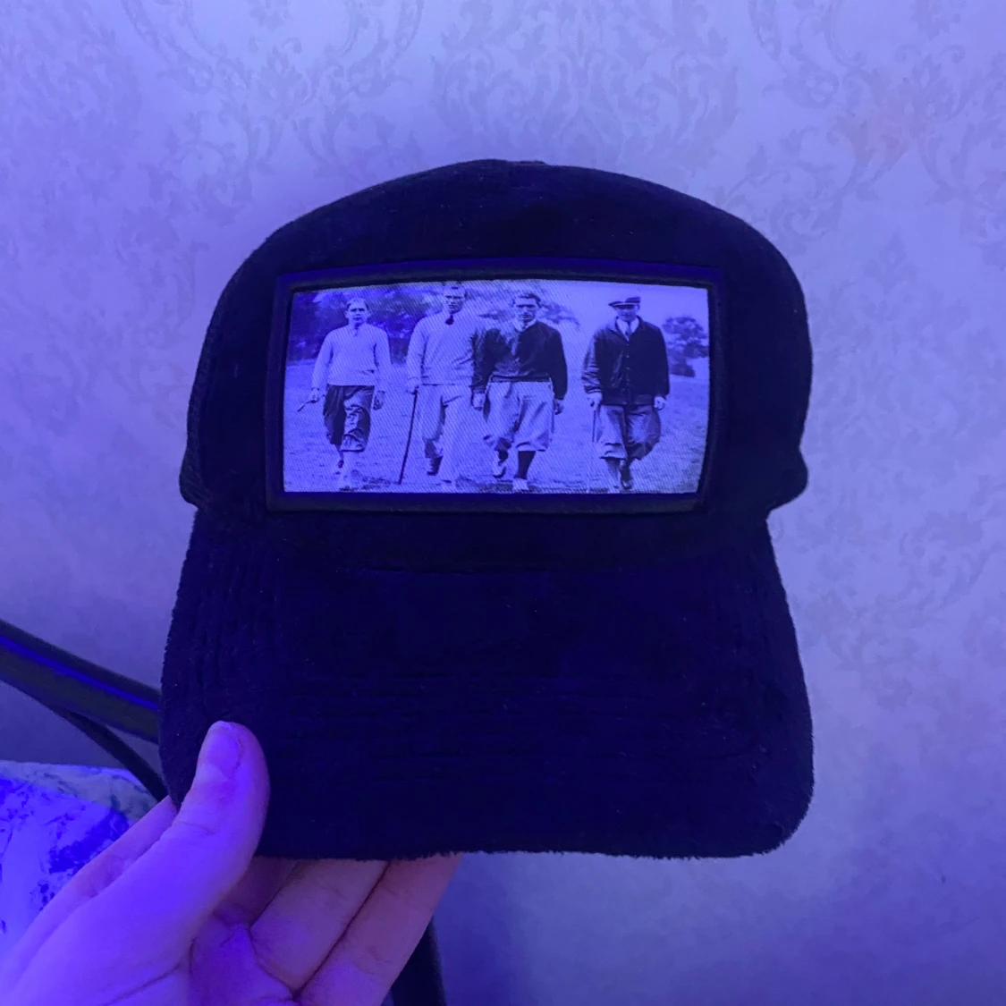 Svart keps med vintagefoto