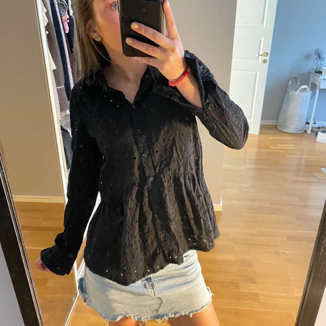 Svart blus med prickigt mönster