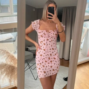 Rosa blommig klänning från BikBok - Supersöt rosa blommig kortklänning från BikBok i strl s