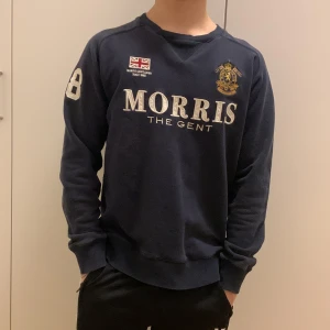 Morris sweatshirt  - Säljer en mörkblå sweatshirt från Morris med storlek Small. Mycket bra skick. Inga defekter och känns nästan alldeles som ny bara att den är använd ett fåtal gånger. Skriv jätte gärna till mig vid minsta fundering eller övrigt hälsningar Alex 