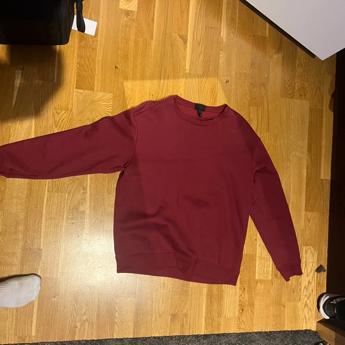 Mörkröd sweatshirt från H&M - 1