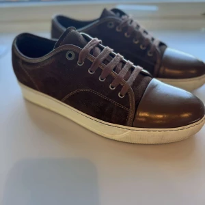 Lanvin skor - Säljer ett par feta lanvins i brun färg. Skorna är i bra skick och är i storlek 44. Perfekta skor nu inför sommaren för att ge dig en avslappnat look. Vid funderingar eller frågor är det bara att skriva‼️Bara skor medföljer