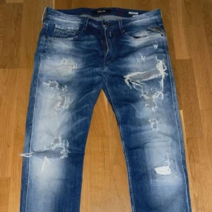 Replay Anbass ripped  - Ett par riktigt kattiga ripped replay anbass jeans i storlek w33 längd 32😍Slim fit passform👌Skriv för extra bilder och frågor😘
