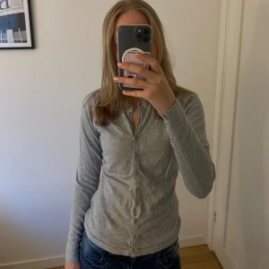 Grå kofta från Saint Tropez - Kofta från saint tropez, är i bra skick. Den ser lite skrynklig ut men de går bort om man stryker eller tvättar den❣️❣️