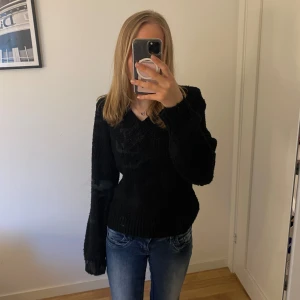 Svart stickad tröja från JDY - Stickad tröja, är i mycket bra skick och är inte använd så mycket❣️❣️
