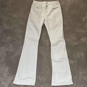 Vita bootcut-byxor från Lindex - Säljer ett par fina vita bootcut-byxor från Lindex 💞använda en gång och har därför inga defekter eller hål ! I strl 152 cm men passade mig som hade 158 så dom passar mellan 146-158 cm 🌸