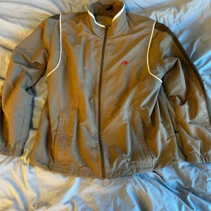 Vintage Nike windbreaker L - Mörkgrön vintage vindjacka från Nike. Mycket bra skick använd ett fåtal gånger. Inga skador eller defekter. 