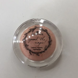 Essence Spread the Magic Baked Metallic Highlighter - ❗️SKRIV TILL MIG VID KÖP❗️Baked metallic highlighter från Essence i en rund, transparent dosa. Använt få gånger, kommer aldrig till användning. 