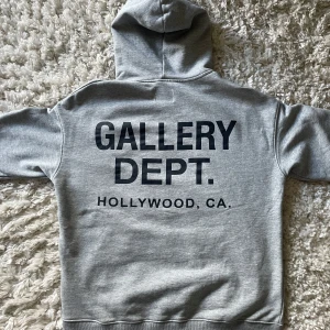 Gallery Dept Hoodie - Extremt snygg, stilren och elegant hoodie ifrån Gallery Dept - Storlek: Small - Skick: 9/10 - Nypris: ≈ 5000kr - Vårt pris: 1699kr - DM vid frågor och funderingar! (Modellen är 184cm/68kg, se sista bild!) 🙌🏻🙏 TAR EMOT BYTEN!!! Osäker på äkthet då den är köpt på plick.