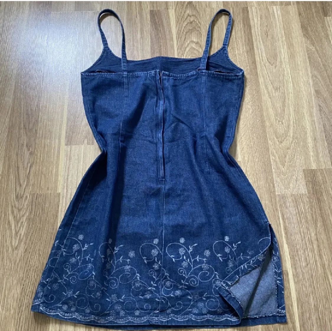 Jeansklänning med broderi - 1