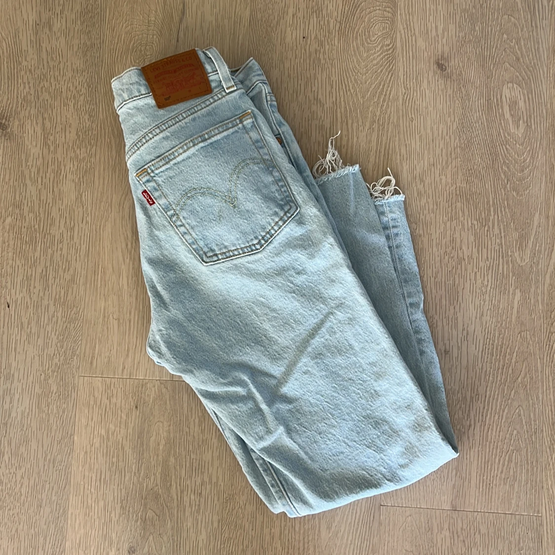 Ljusblå Levi's 501 jeans med råa benslut - 1