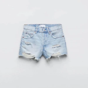 Ljusblåa jeansshorts med slitningar - Säljer ett par ljusblåa jeansshorts med snygga slitningar framtill. Jätte snygga och passar till allt. Perfekta shorts för sommargarderoben och för Stockholmsstilen. De perfekta jeans shortsen men är tyvärr för små för mig så därför jag säljer. Jätte bra skick och köpta förra året från Zara. Hör av dig om du vill ha mer bilder och pris kan diskuteras🥰🤩