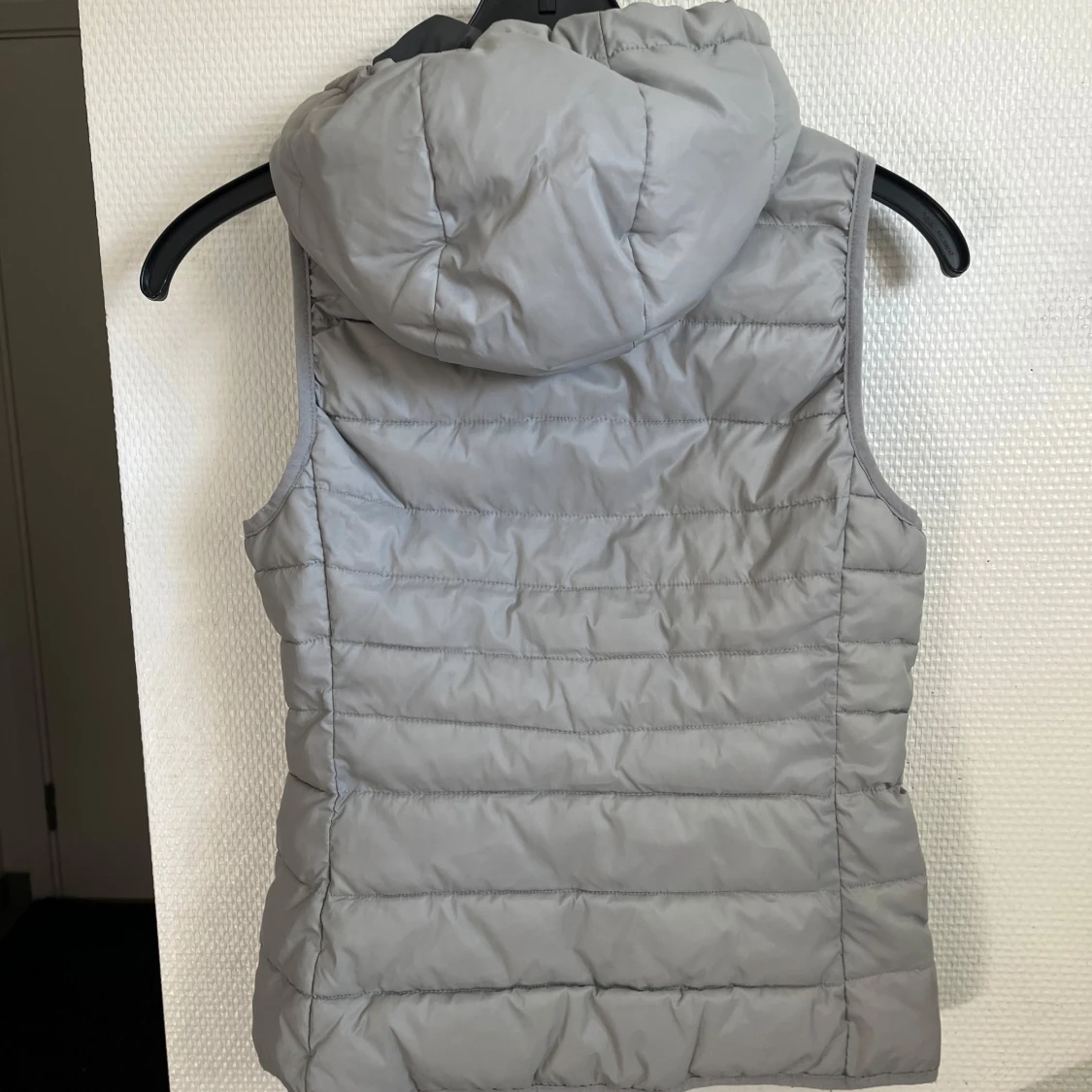 Grå dunväst med huva från ONLY - 1