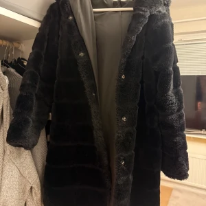 Svart pälsjacka  - Svart pälsjacka i storlek S. Inget fel på jackan 🩷