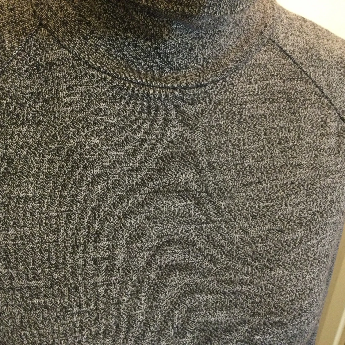 Gråmelerad polotröja från Lindex - 1