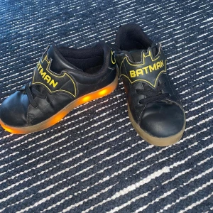 Batman skor blinkande - Blinkande Batman skor strl 28. Jätte fint skick!knappt använda! 