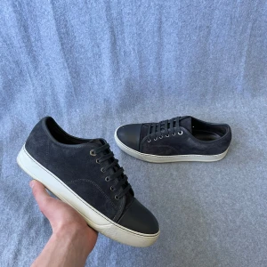 Lanvin skor  - Säljer ett par Lanvins i storlek UK 7 som motsvarar 41. Men dom är stora i storleken så passar 42/42,5! Hör gärna av dig om du har frågor! 