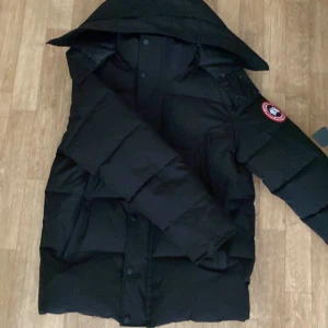 Canada goose jacka - Tjena säljer denna fräscha jackan då den är lite för stor på mig och det är storlek M. Pälsen är äkta och jag kan inte få på den eller zippern. Har du frågor så kan du ba skicka så svarar jag direkt.