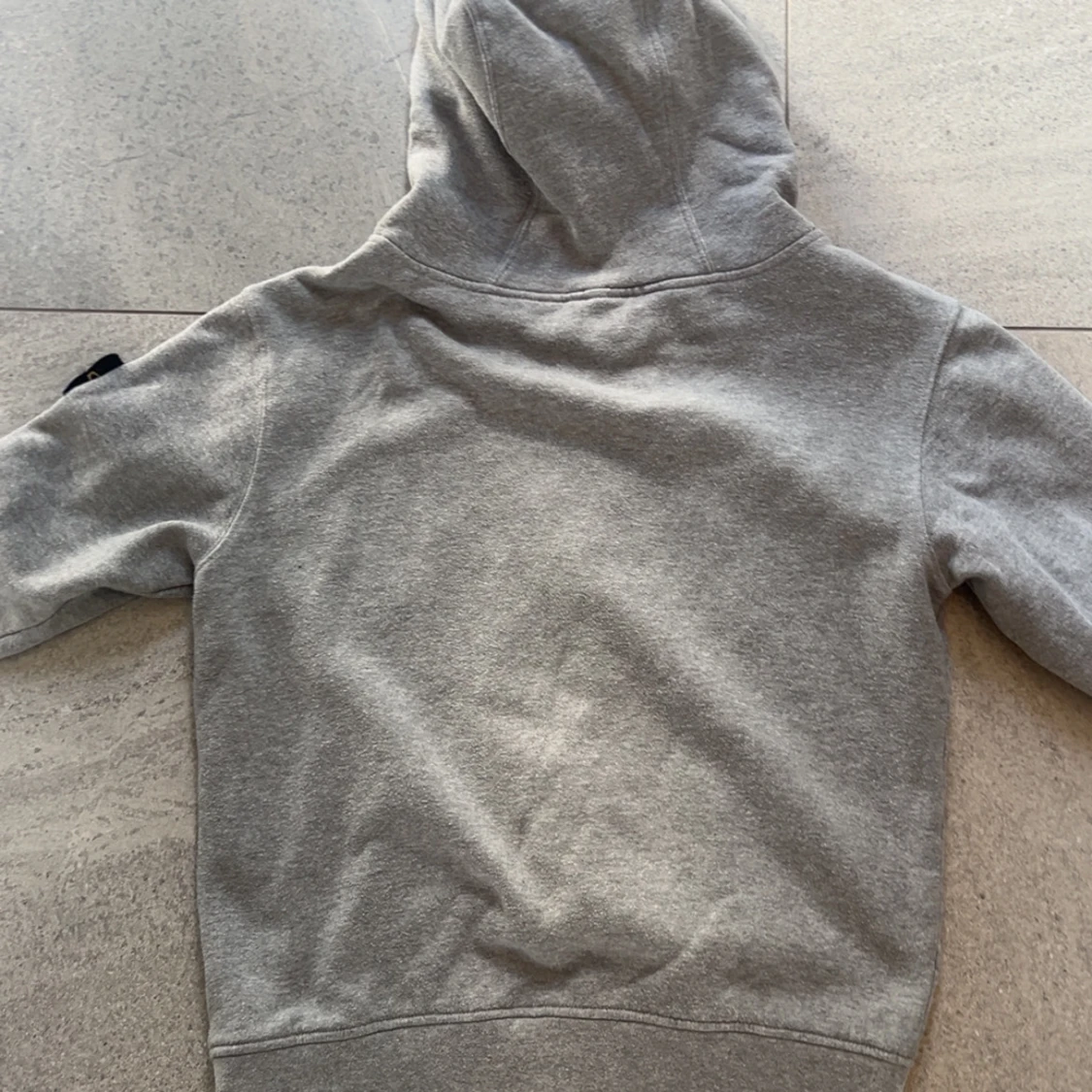 Grå hoodie från Stone Island - 1