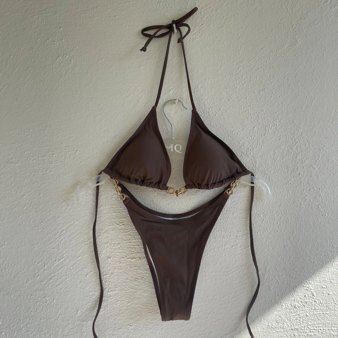 Brun bikini med gulddetaljer