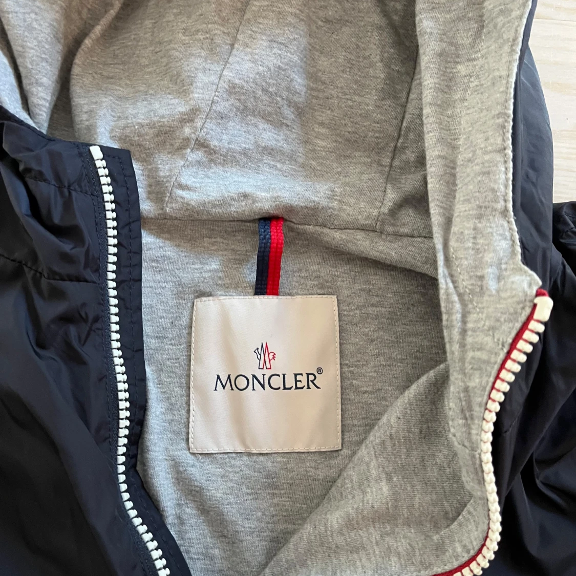 Mörkblå vindjacka med huva från Moncler  - 2