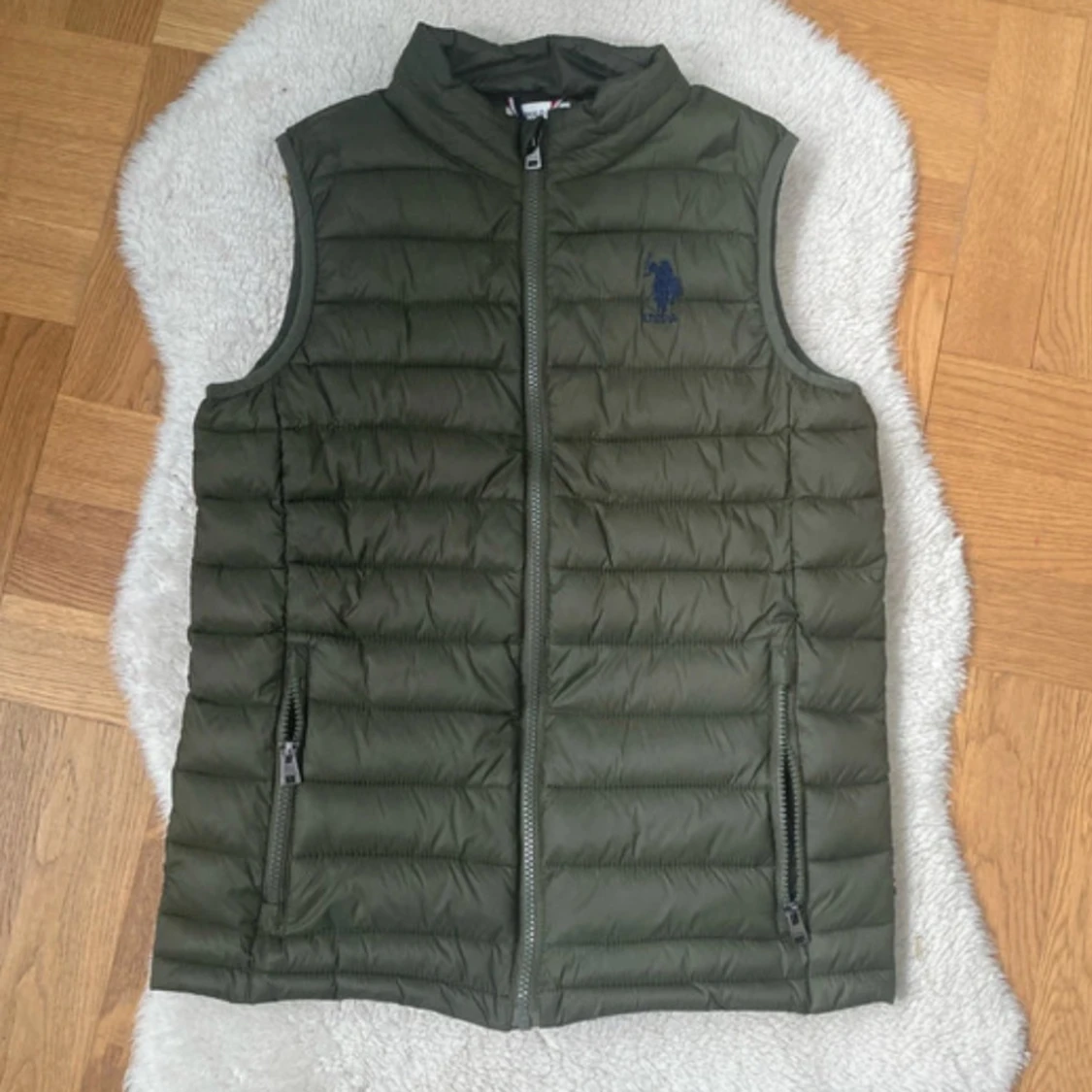 Olivgrön dunväst från U.S. Polo Assn.