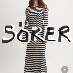 SÖKER - Jag SÖKER denna långa randiga klänning från NA-KD i storlek M. Den heter ”Stickad maxiklänning med djup rygg”. 
