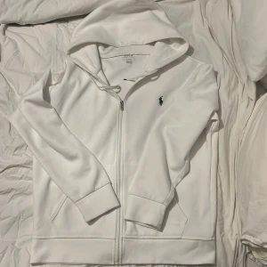 Ralph lauren zip hoodie - Säljer nu min vita zip hoodie från Ralph lauren🐎den är i storlek M och sitter lite kort på mig som är 183cm. Jag tar emot byten!😁