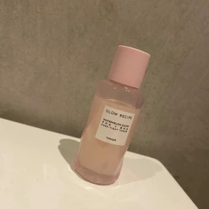 Glow Recipe Toner - Glow Recipe watermelon glow toner 40 ml, ca 80% kvar, köpt för 200 kr, luktar jättegott men passar ej min hudtyp