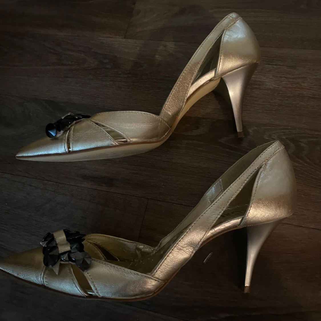 Guldiga pumps med svarta pärlor från Scorett - 2