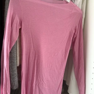 Intimissmi tröja  - Rosa tröja från Intimissmi i storlek S💕Köpt den på Plick nyss och inte använt den då den inte är i nyskick och då kände jag att jag inte ville ha den, den har sytts i sidan och har även lite trådar här och var som gått upp💞Inga defekter man tänker på men de finns. Skriv vid fler bilder, priset är diskuterbart❣️